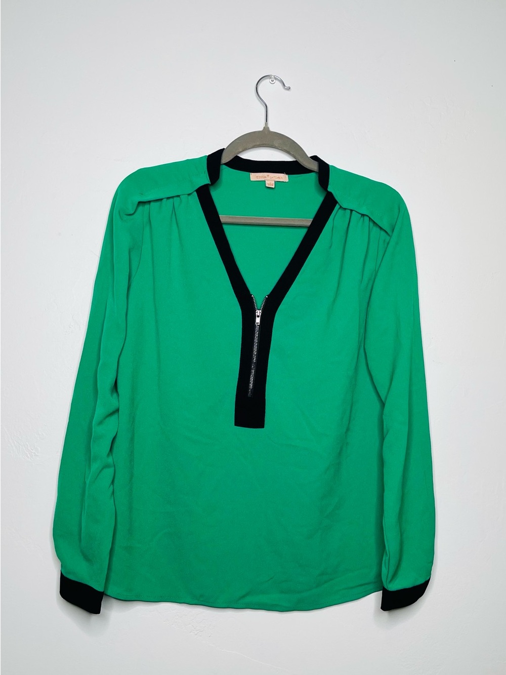 Gibson & Latimer Green Black Trim Zip-Neck Blouse, Small